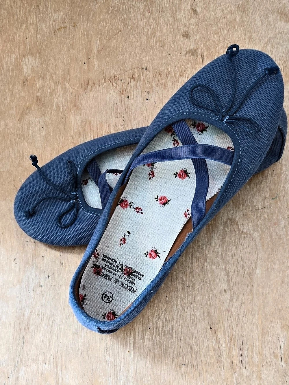 Neck & Neck Bow Ballet Flats in Blue & Pink EU 34